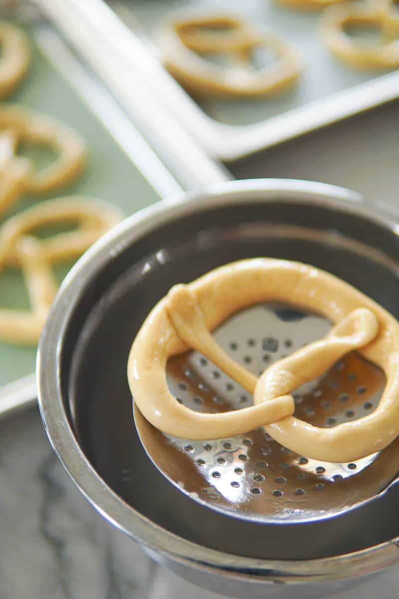 dipping pretzels in lye solution