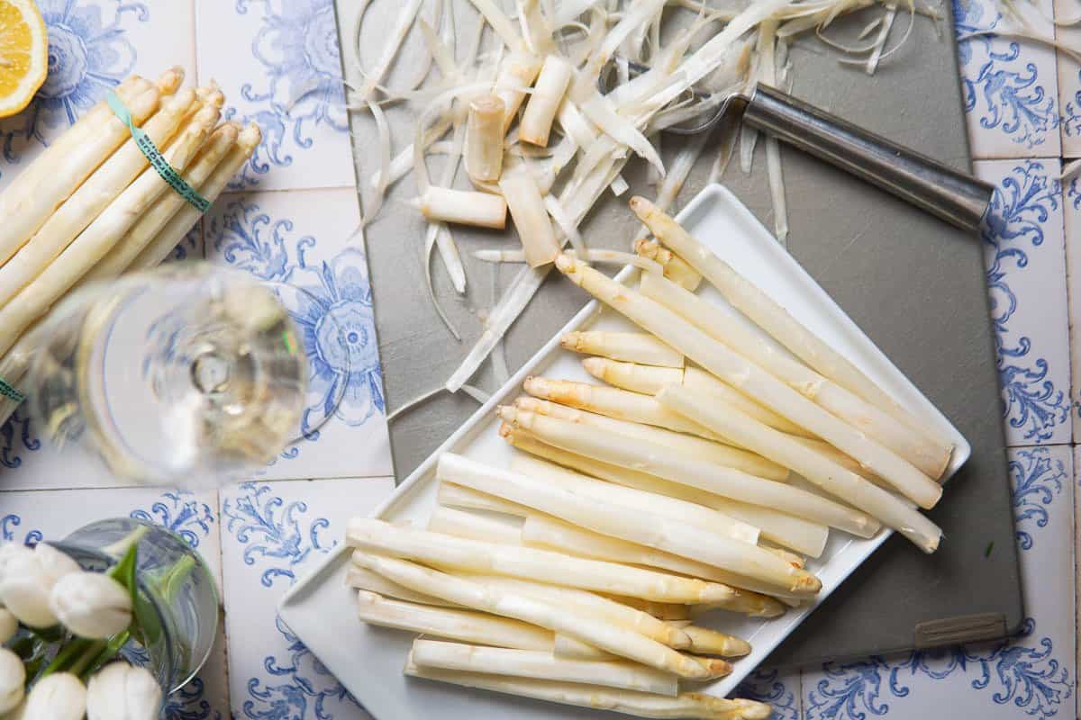 peeling Spargel white asparagus