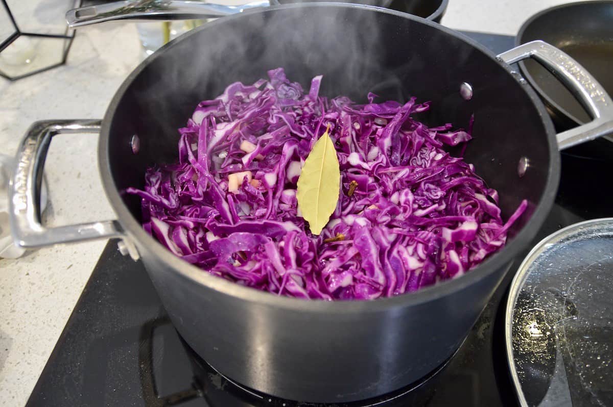 Braising Rotkohl