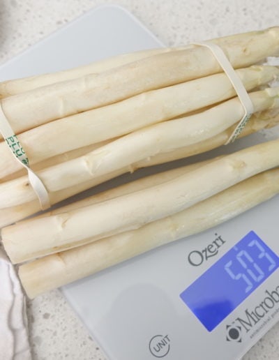 Weighing white asparagus
