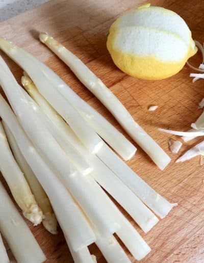 Peeling the white asparagus for my white asparagus recipe