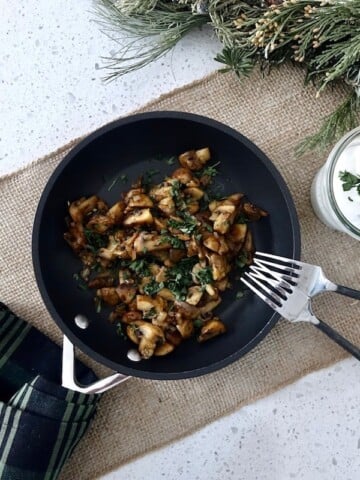 Just serve this Champignonpfanne (mushroom skillet) out of the skillet with 2 forks!