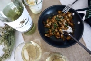 Affentaler Monkey Mountain Riesling blend wine pairing with Champignonpfanne (mushroom skillet)