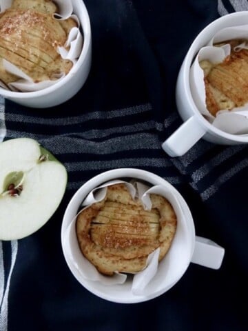Mugs with German sunken apple cakes with gingerbread spice