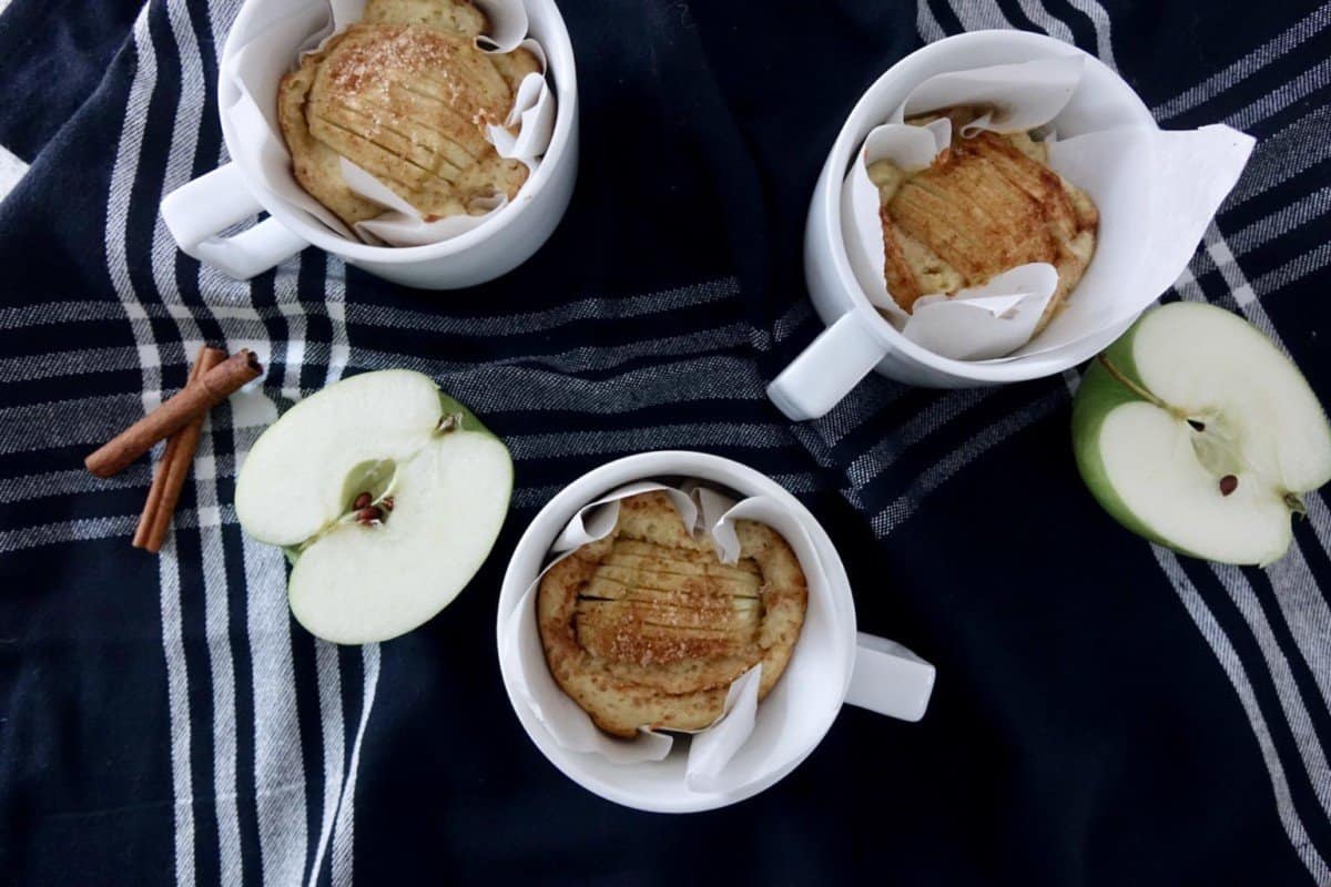 Mugs with German sunken apple cakes with gingerbread spice