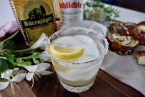 The Bees Knees Cocktail using Bärenjäger Honey and Schlichte Gin