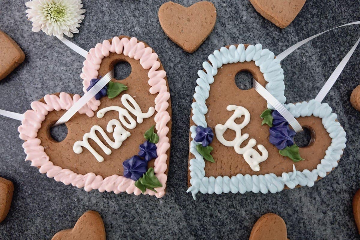 Wiesnherzen saying 'Madl' for girl and 'Bua' for boy.