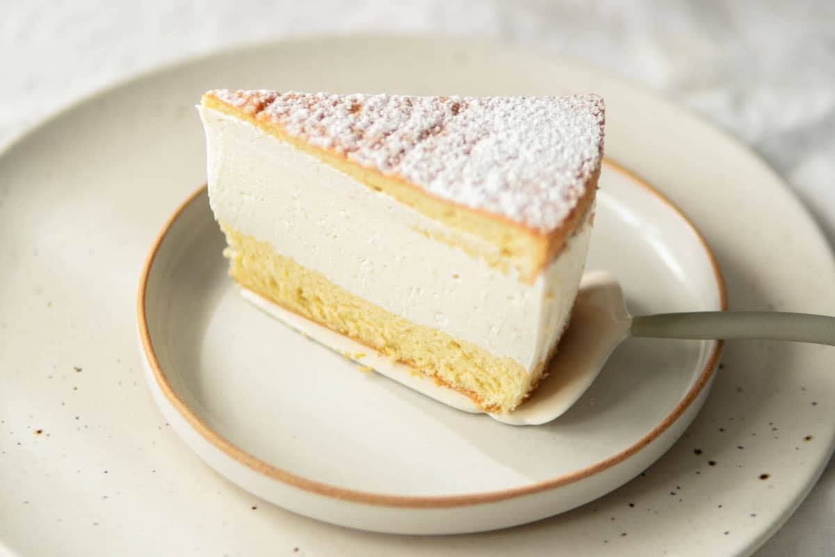 Eine Nahaufnahme eines Stücks Käse-Sahne-Torte auf einem Teller.