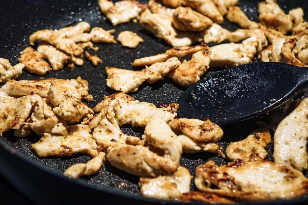 cooking Döner chicken meat in a skillet