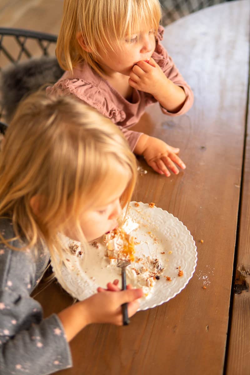 kids eating apple strudel