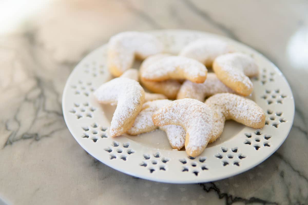 a plate of Vanillekipferl cookies