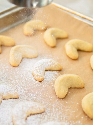 coating cookies in powdered sugar
