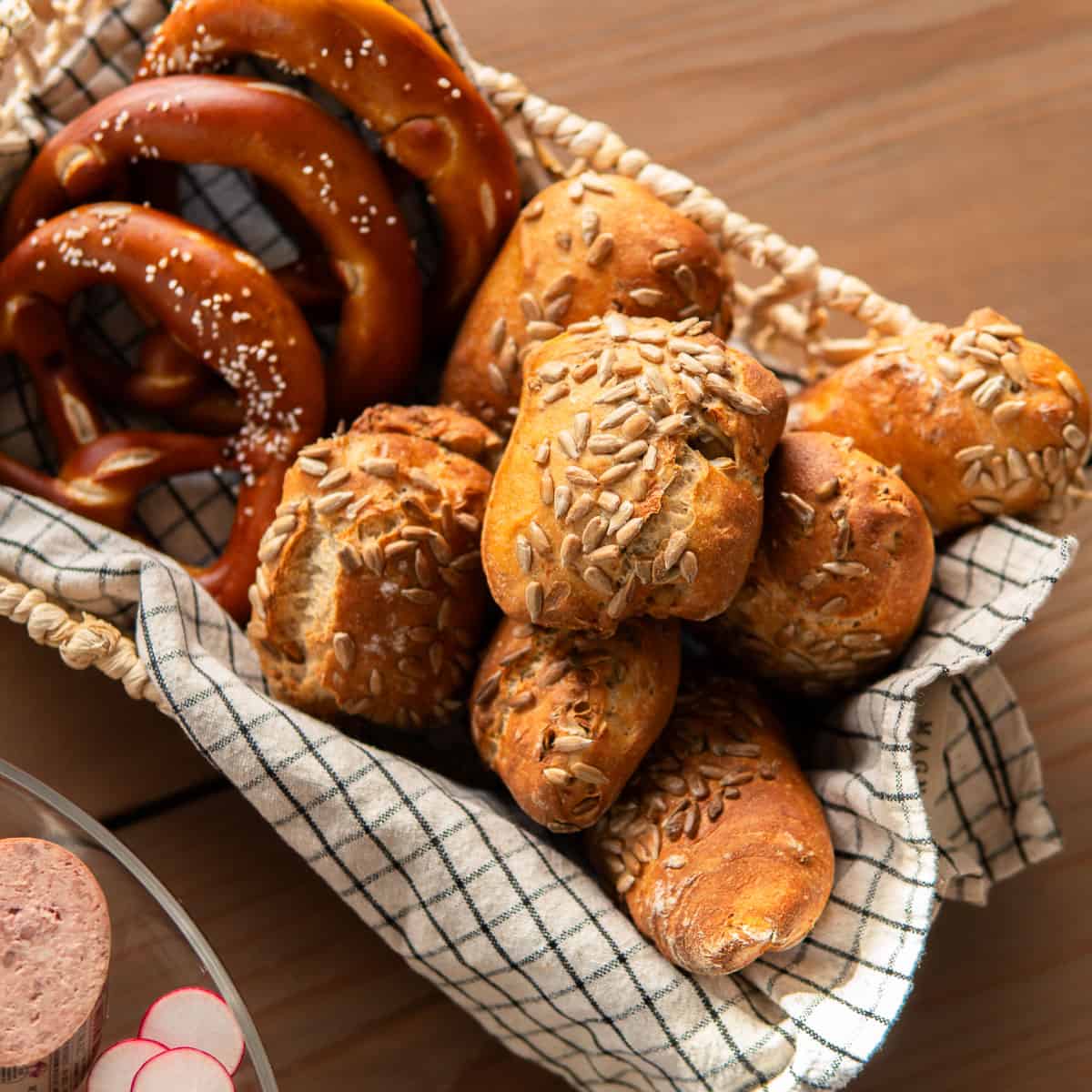 brötchen and pretzels in a bread basket