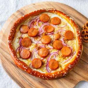 pretzel pizza with bratwurst