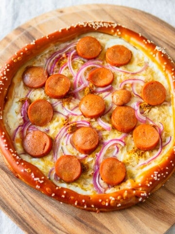 pretzel pizza with bratwurst