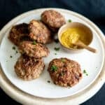 a platter with frikadellen