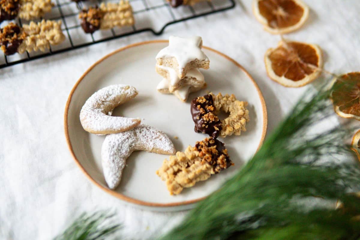 An assorted plate of German Christmas cookies.
